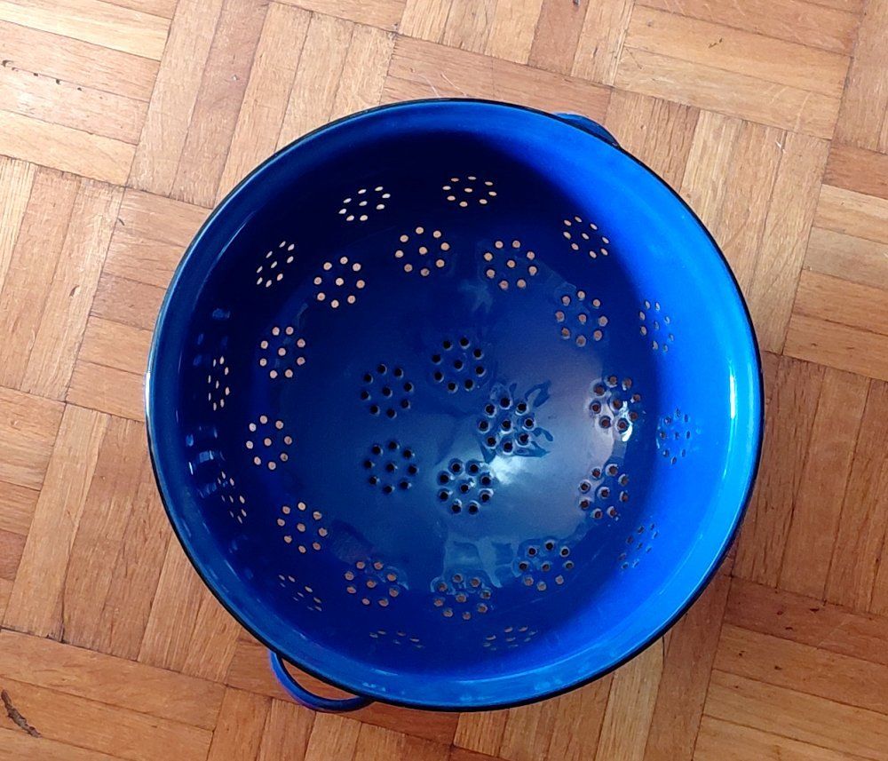 Elettrodomestici da cucina: Altes blaues emailliertes Blechsieb -C53 – Usato da Morges venduto da vimajes12 3