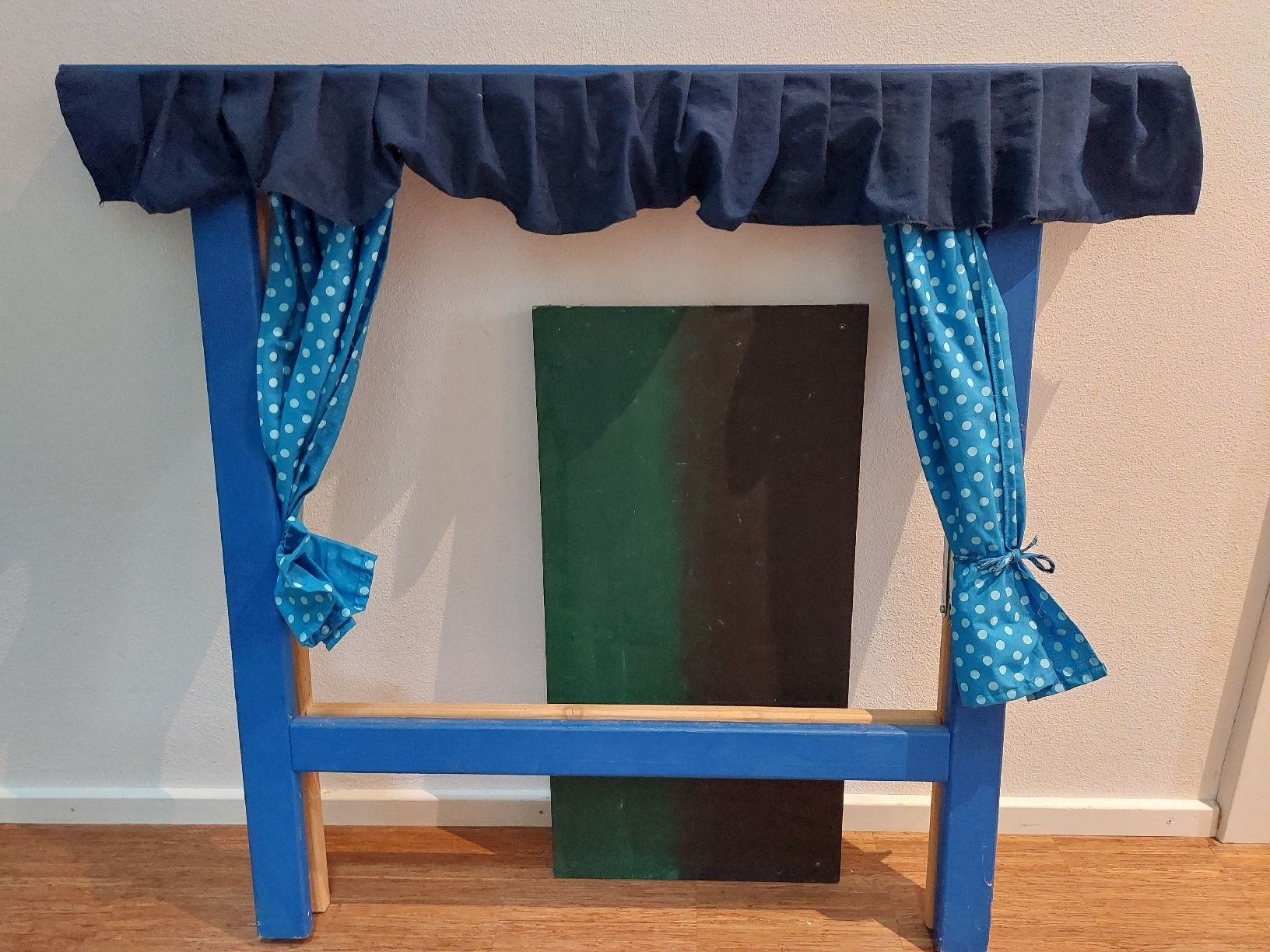 Spielzeuge: Puppentheater Bühne – Gebraucht aus Effretikon von swobdo 3