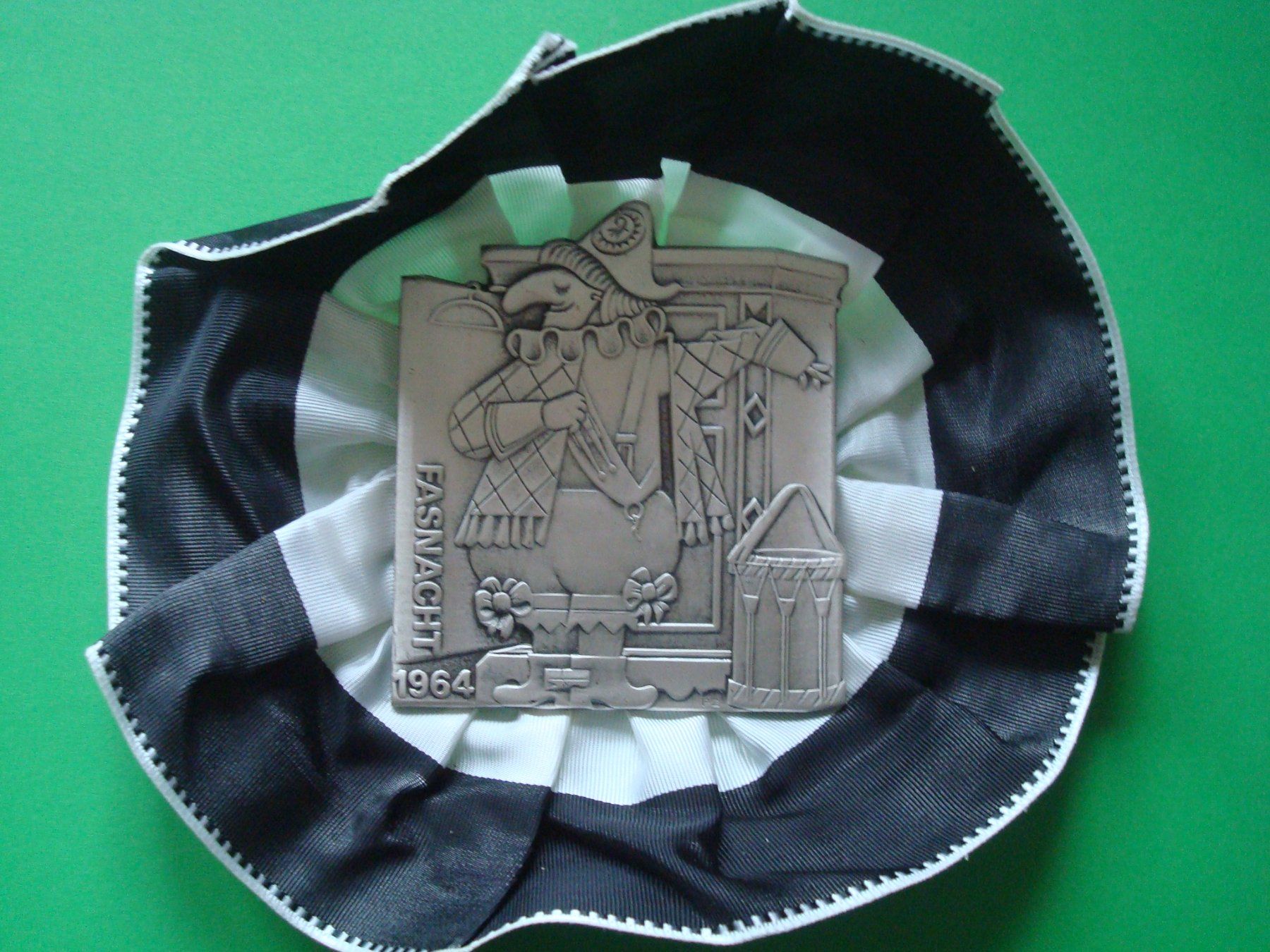 Basler Placchette & Badge: Plakette Basel Zug Silber gross 1964 mit Rosette – Usato da Riehen venduto da Baerewaegli