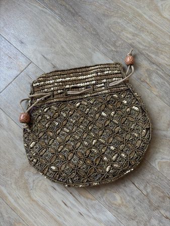 Pochette indienne dorée avec perles 