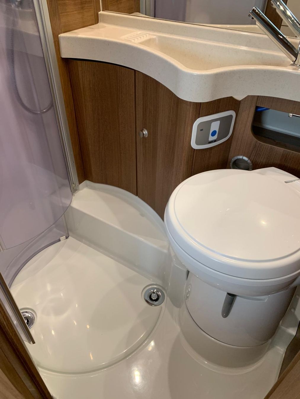 Carthago Camping Fahrzeuge: Wohnmobil Carthago c - Tourer T 143 LE – Gebraucht aus Füllinsdorf von Kater46 4