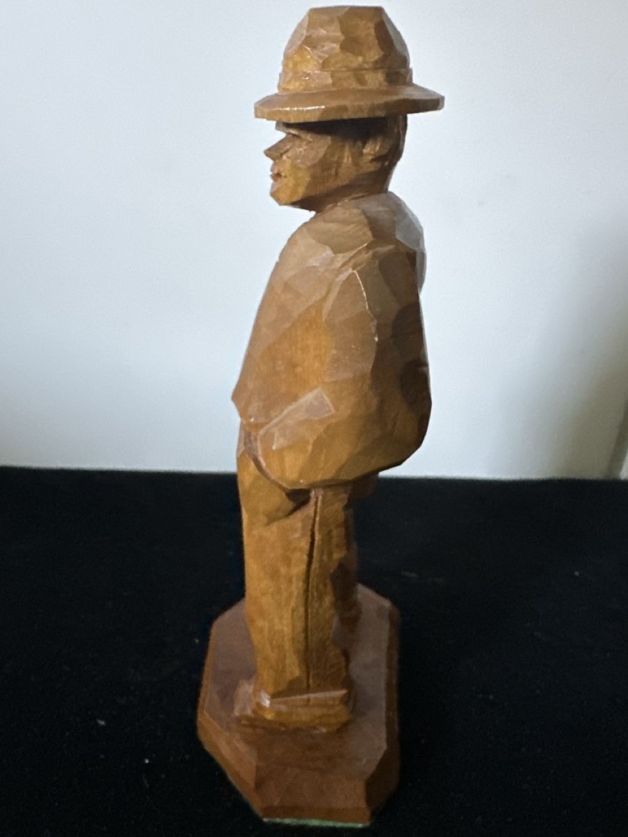 Figuren: Handgeschnitzte Holzfigur "B Z S" Mann mit Hut – Gebraucht aus Zürich von Chaeffeler 1