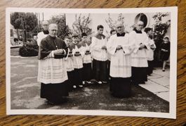 Foto Gruppe mit Priestern und Ministranten