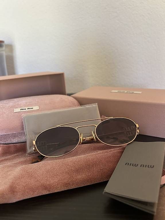 Miu Miu Occhiali & Lenti: miu miu sunglasses – Nuovo (secondo la descrizione) da Schlieren venduto da jul_yrw7 1