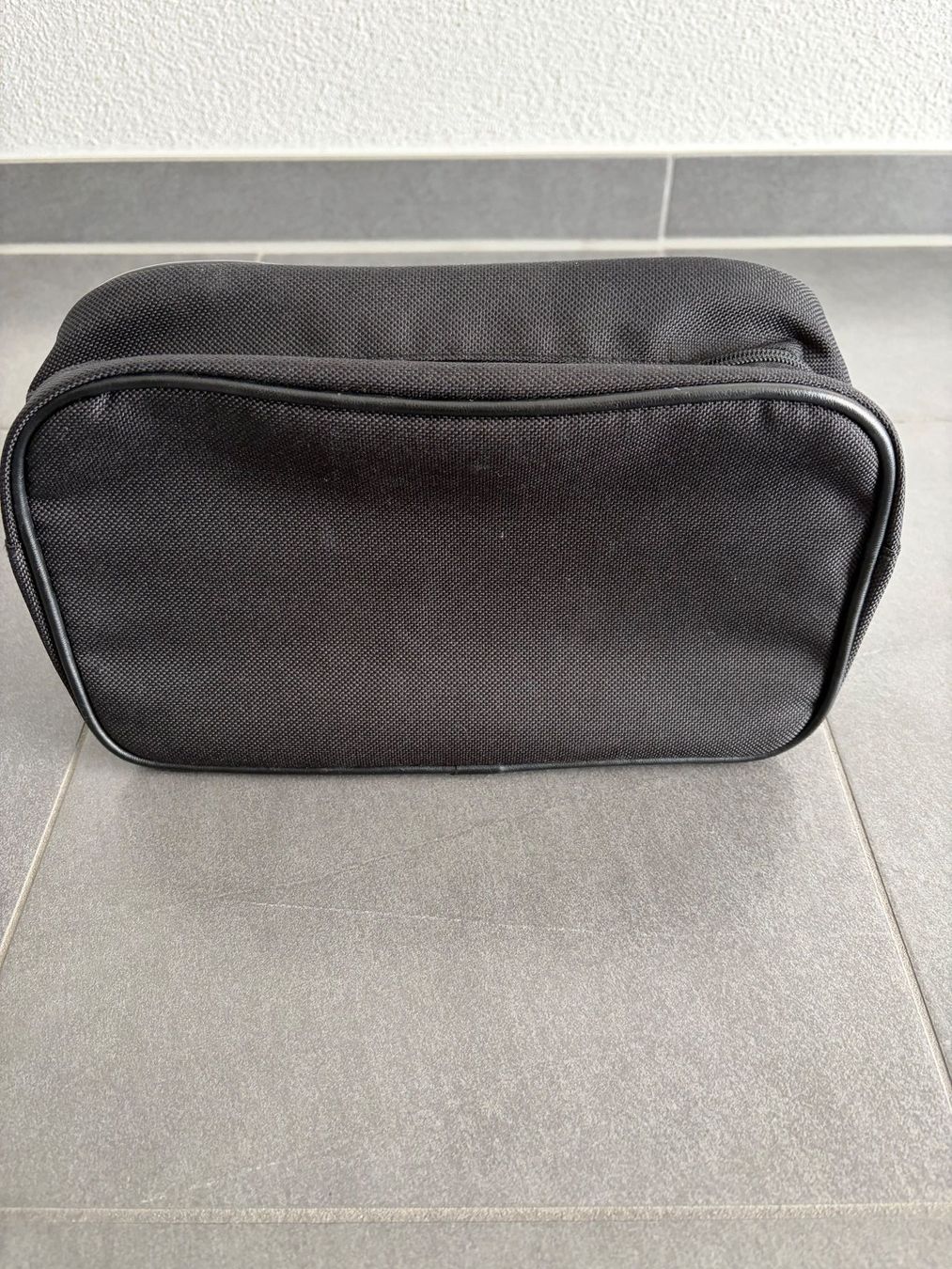 Hugo Boss Custodie per cosmetici: Necessaire Schwarz – Usato da Beinwil am See venduto da den_p9db 1