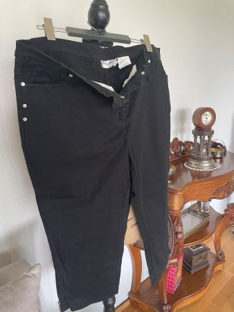 Damen Capri Hose Gr. 52 schwarz