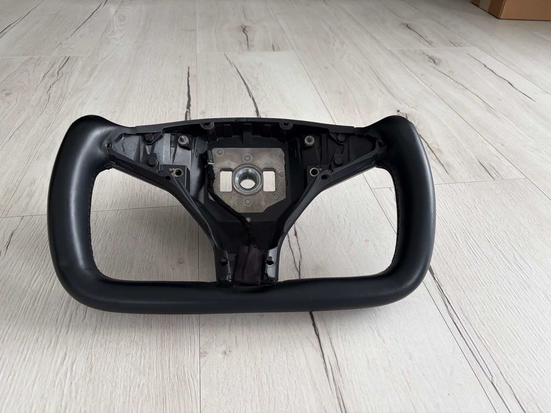 Tesla Tutti pezzi di ricambio auto: Tesla Model S/X yoke steering wheel / Jochlenkrad – Usato da St-Maurice venduto da Constantin.C