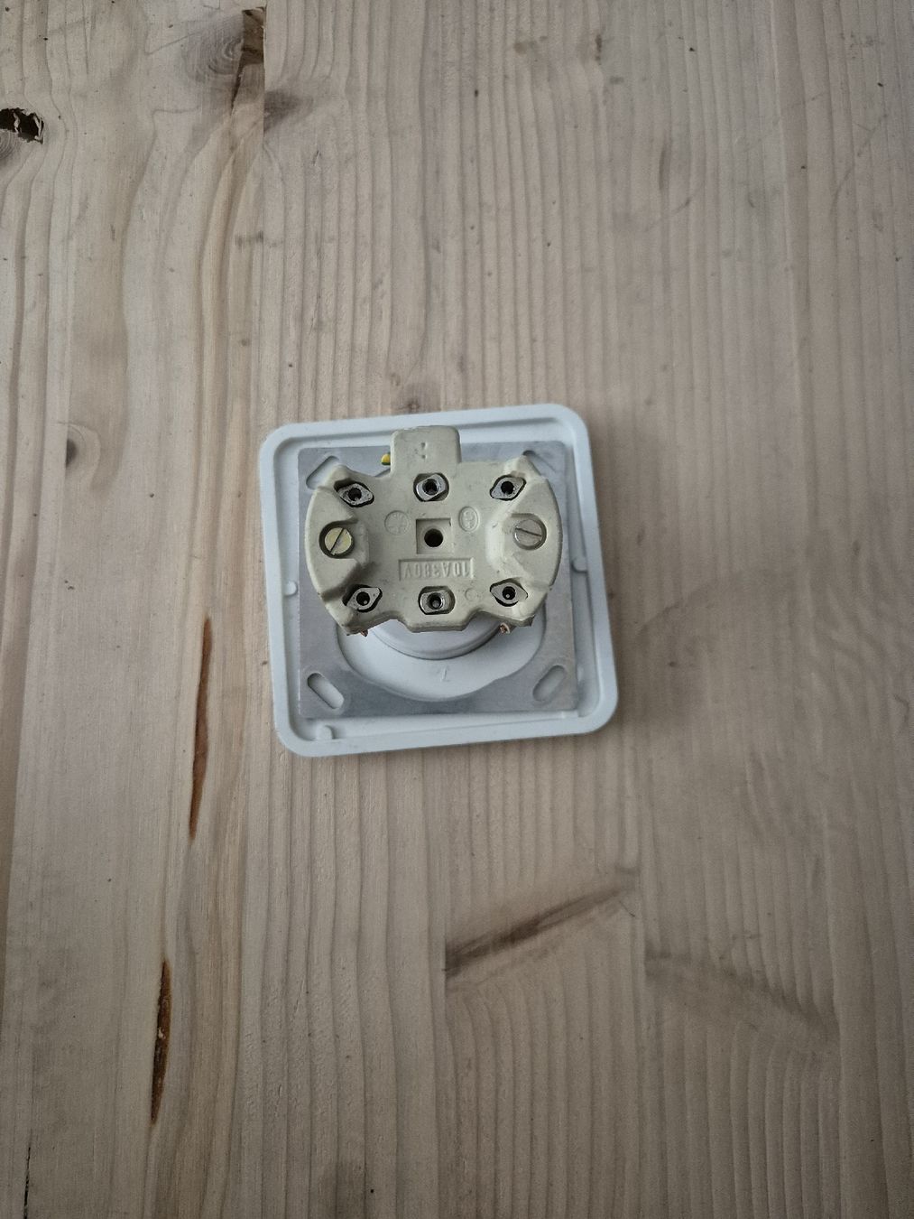 Stecker: Steckdose 10A 250V weiss gebraucht – Gebraucht aus Corsier-sur-Vevey von K-V-T 1