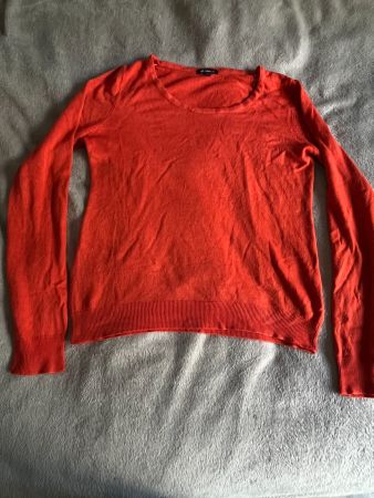 Pull fin rouge orangé, idéal pour le printemps. Taille M