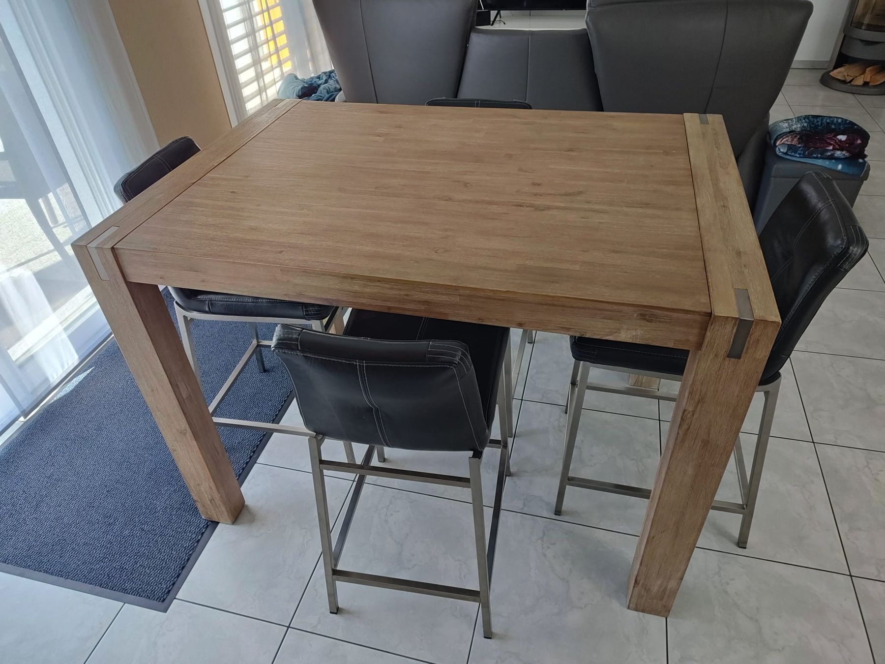 Set di tavolo e panche: Hochtisch mit Stühlen – Usato da Oberkulm venduto da noe_95z5