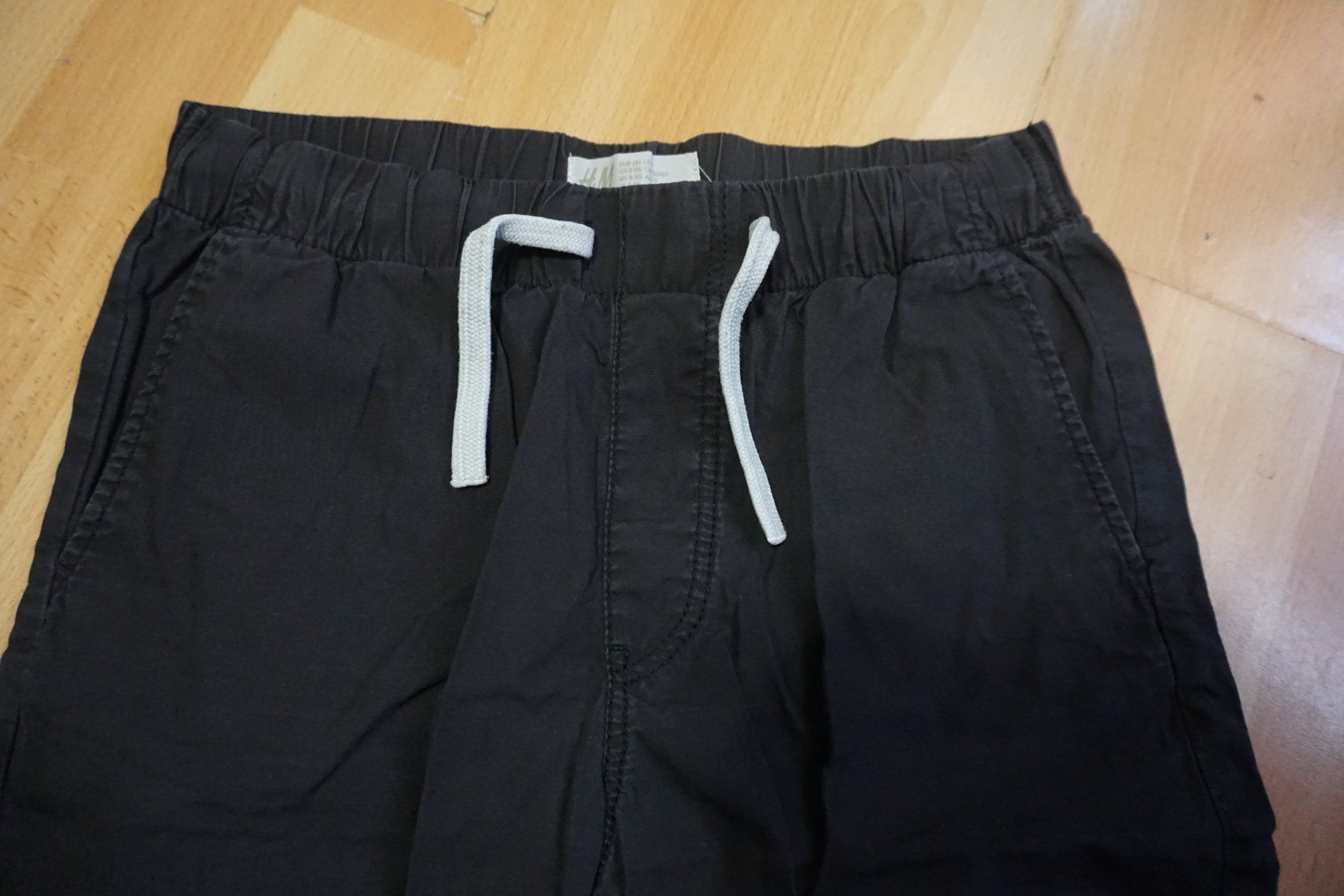 H&M Pantaloni: Schwarze H&M Shorts, Grösse 134 – Usato da Zürich venduto da einalemjena 1
