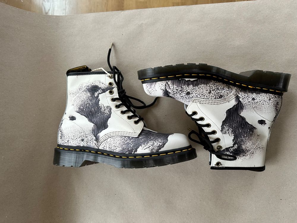 2e hands 2025 dr martens 39