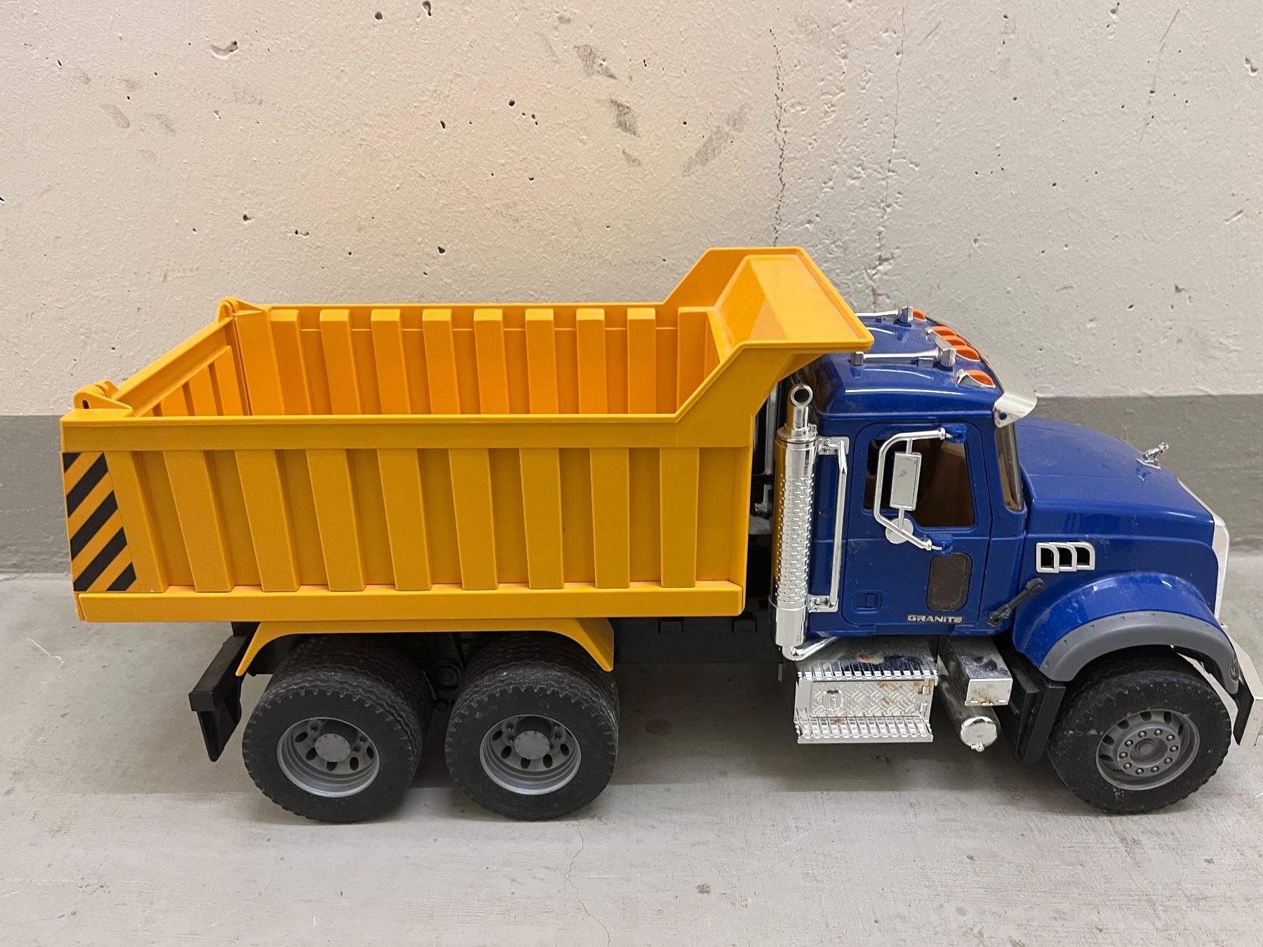 Bruder Giocattoli: Bruder MACK Granite Dump Truck – Usato da Baden venduto da eklym 1