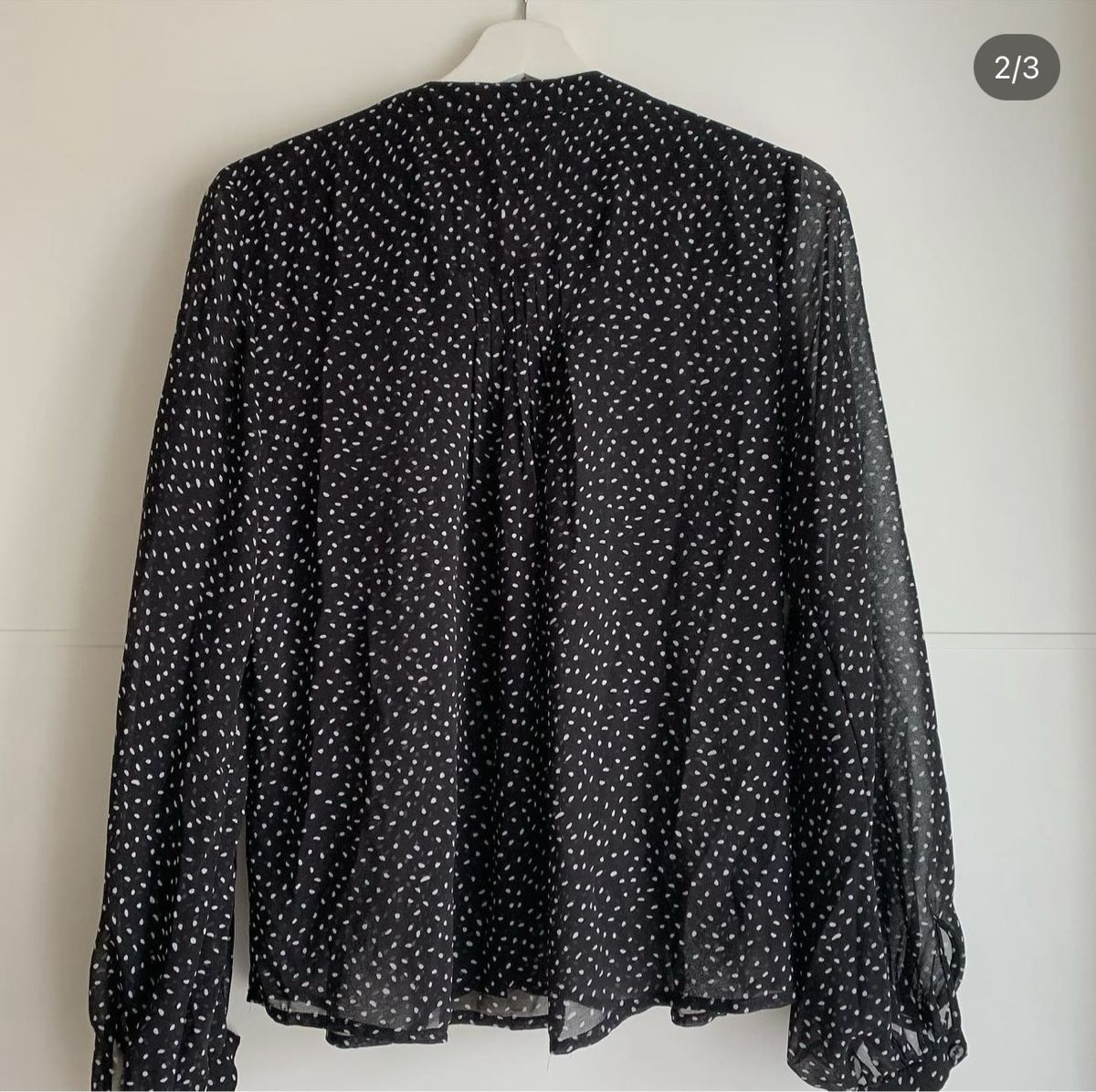 Mango Chemisiers: schwarze Mango Bluse mit Punkten – Neuf (Voir description) à Männedorf par giu_wm6d 1