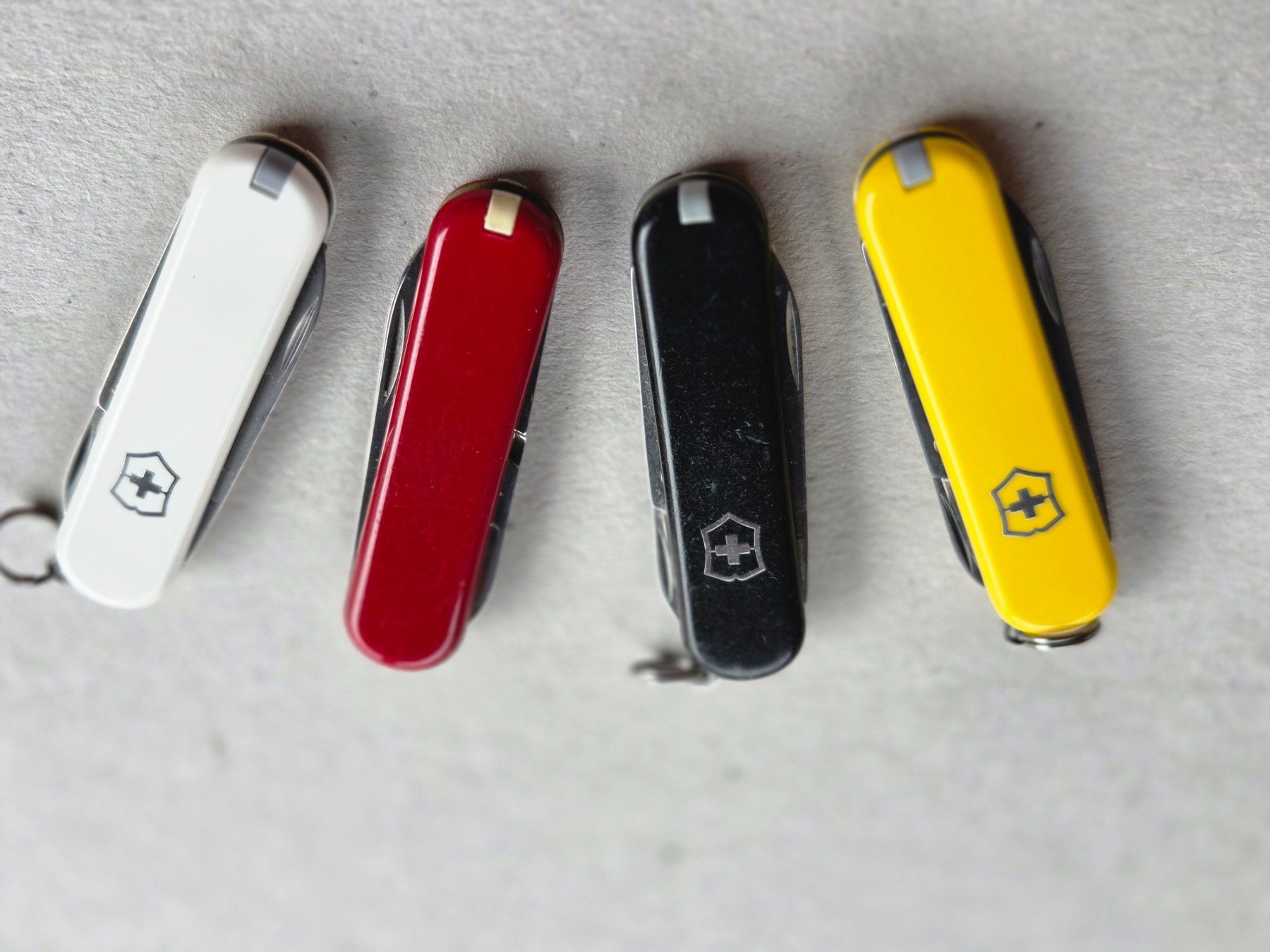 Victorinox Coltelli tascabile: 4 couteaux Victorinox avec ciseau intégré – Usato da Choëx venduto da Solmo51
