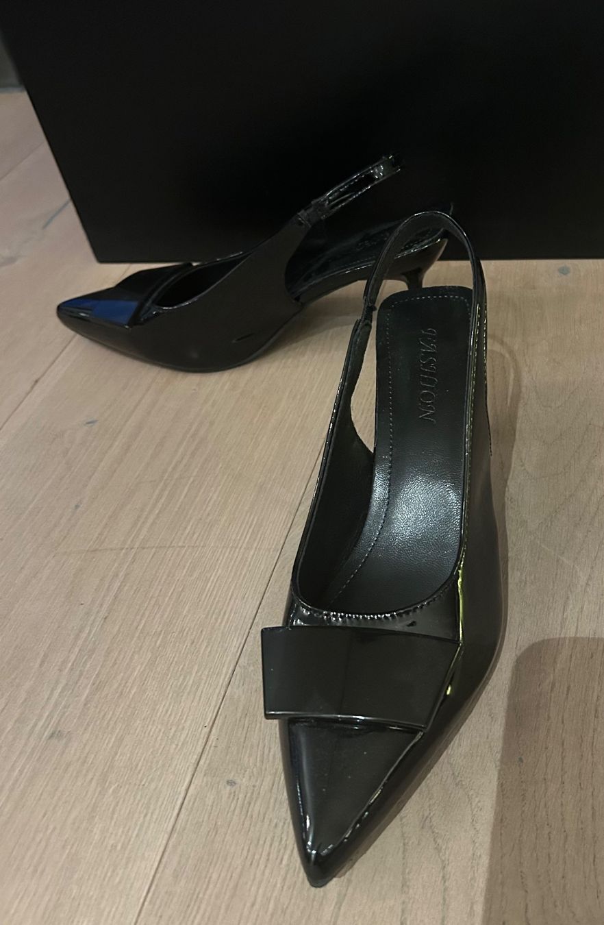 Scarpe da donna: Neue schwarze Lack Slingpumps – Nuovo (secondo la descrizione) da Kilchberg ZH venduto da Anie. 2