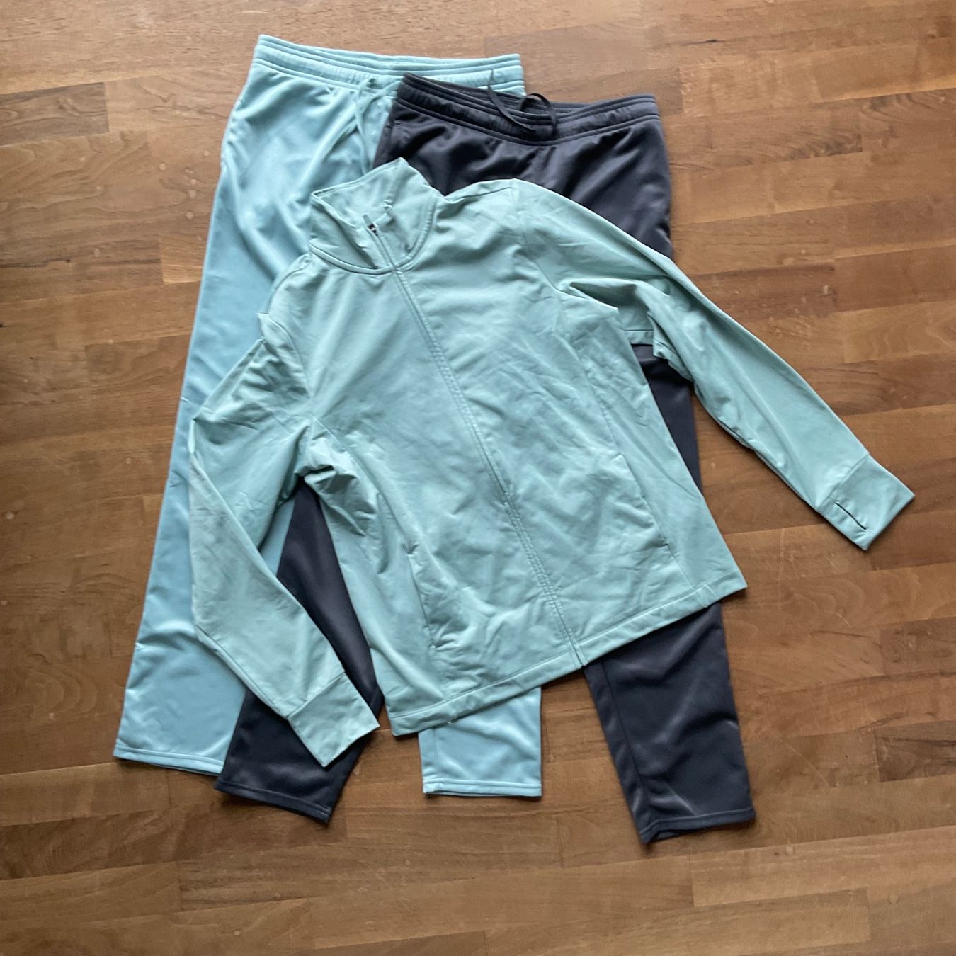 H&M Lotti & Set di vestiti: Trainingsanzug, H&M Move, Gr. 170 – Usato da Wattwil venduto da Marlan3