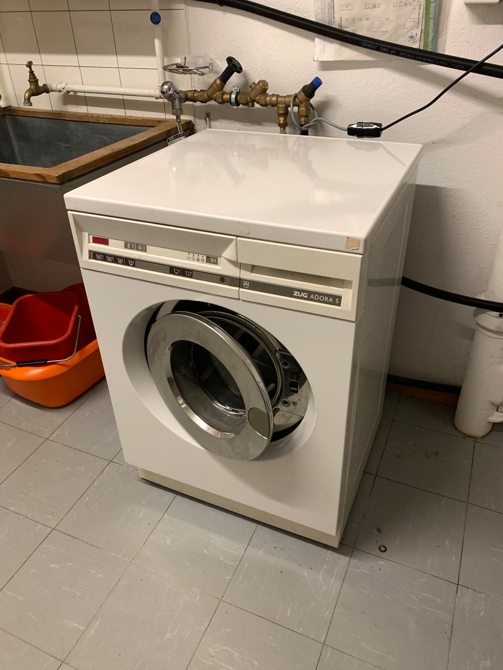 V-Zug Waschmaschinen: Waschmaschine ZUG ADORA S läuft – Gebraucht aus Rickenbach SZ von Frickler