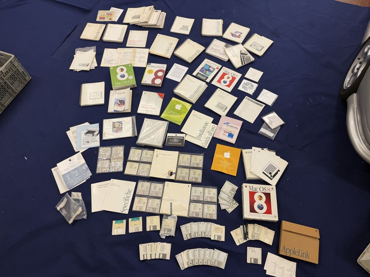 Libri: Apple Vintage Floppy and Manual - Stickers – Usato da Giubiasco venduto da IWGL002