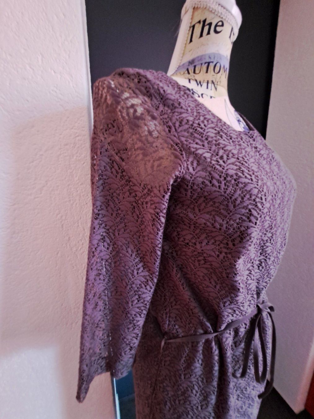 Kleider: Robe manches dentelles, couleur taupe – Gebraucht aus Courrendlin von Aheinza 1