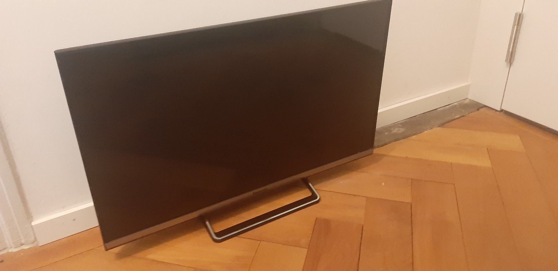Panasonic Fernseher: Panasonic TX-32CST606 LCD TV – Neu (gemäss Beschreibung) aus Zürich von Venecia25 7