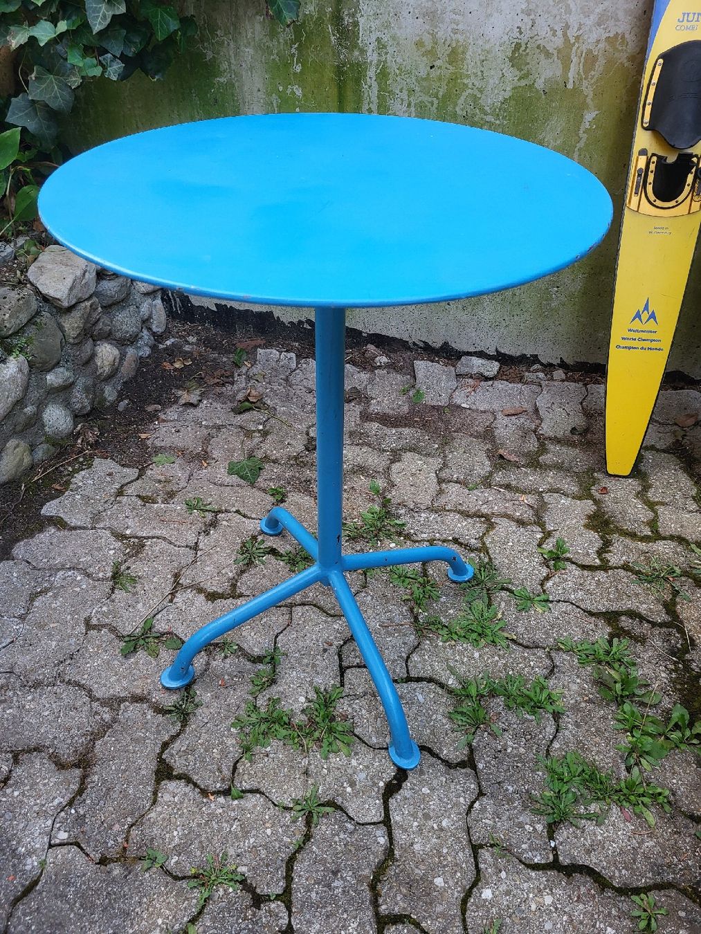 Tavoli: Table ronde Bigla bleue 60cm. / 1950er. – Usato da Vevey venduto da oldiz 8