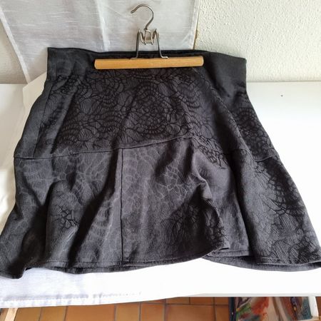 Eleganter Rock mit so Musterprägung Gr. 44 C&A / Yessica