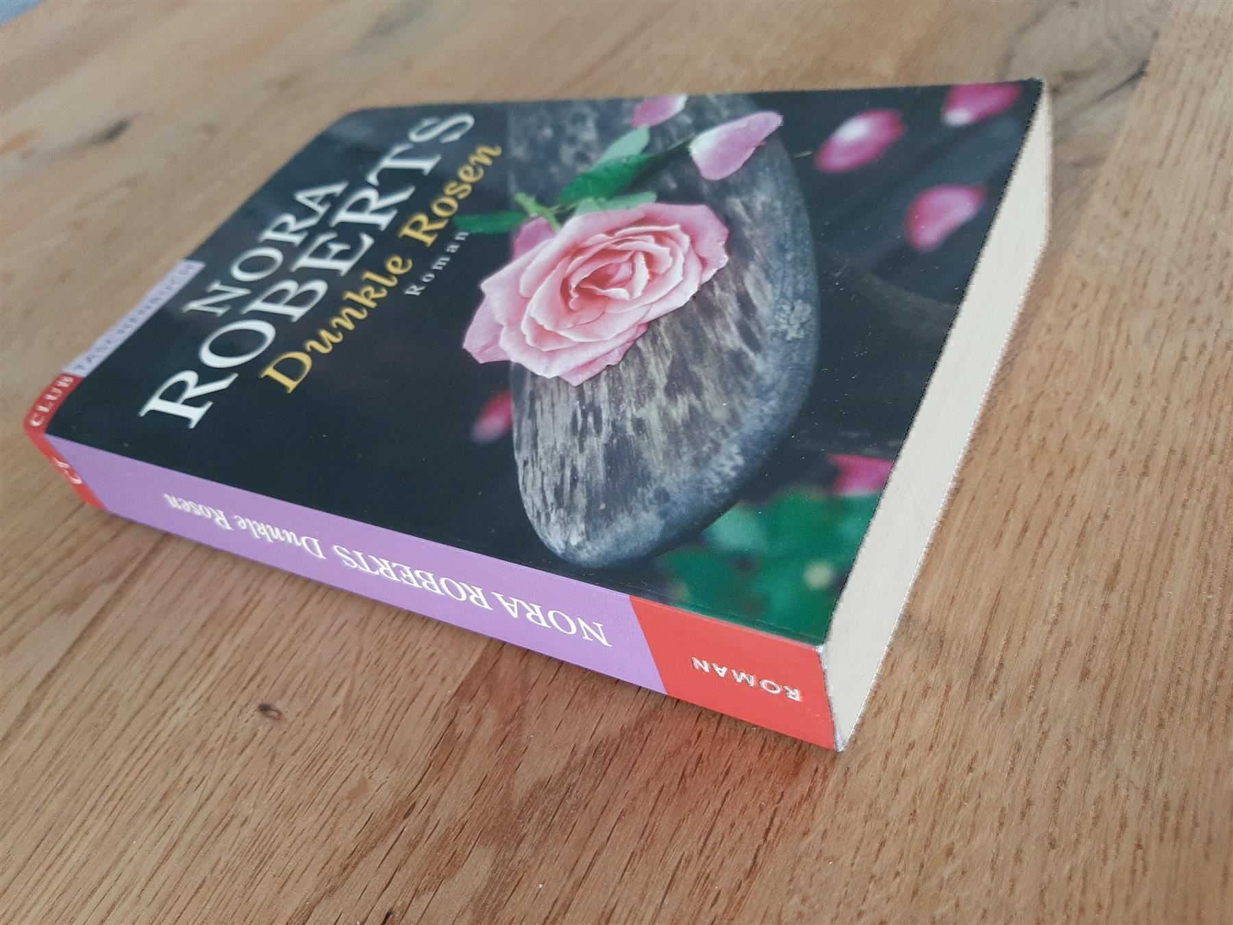 Libri: Nora Roberts Dunkle Rosen – Usato da Affoltern am Albis venduto da Sabinezc 2