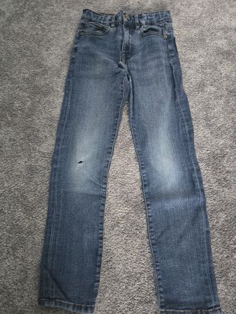 Kinder Jeans Polar DNM blau mit Loch am Knie Grösse 134