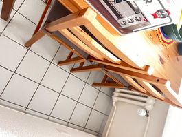 Vier Holzstühle mit Stoffbezug und Tisch