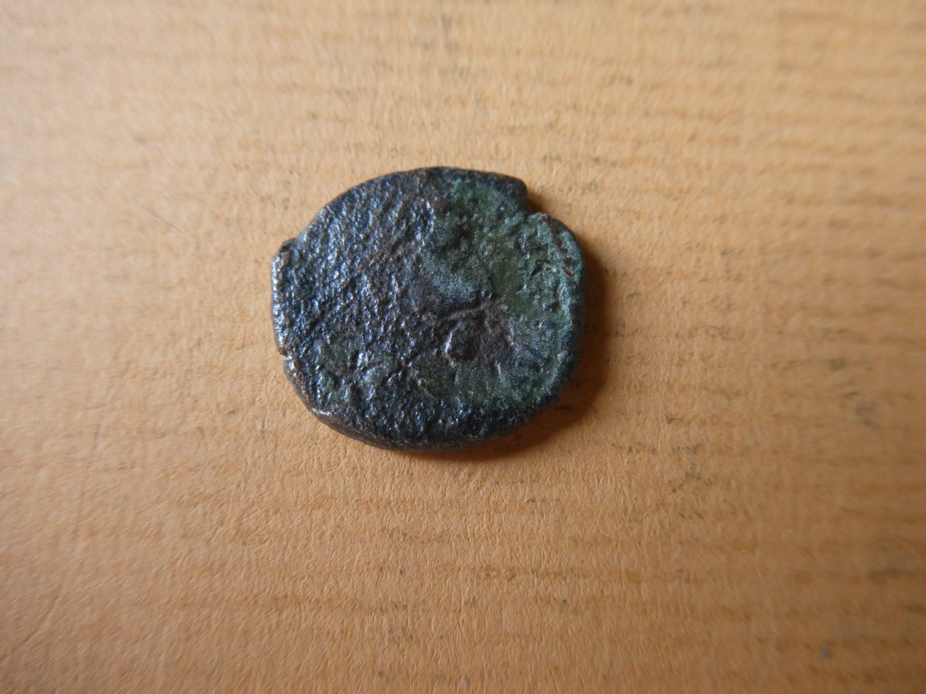 Tutti le monete: uralte Bronzemünze  15 mm     2.40   g – Usato da Hinterforst venduto da Rohusri
