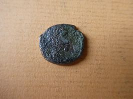 uralte Bronzemünze  15 mm     2.40   g