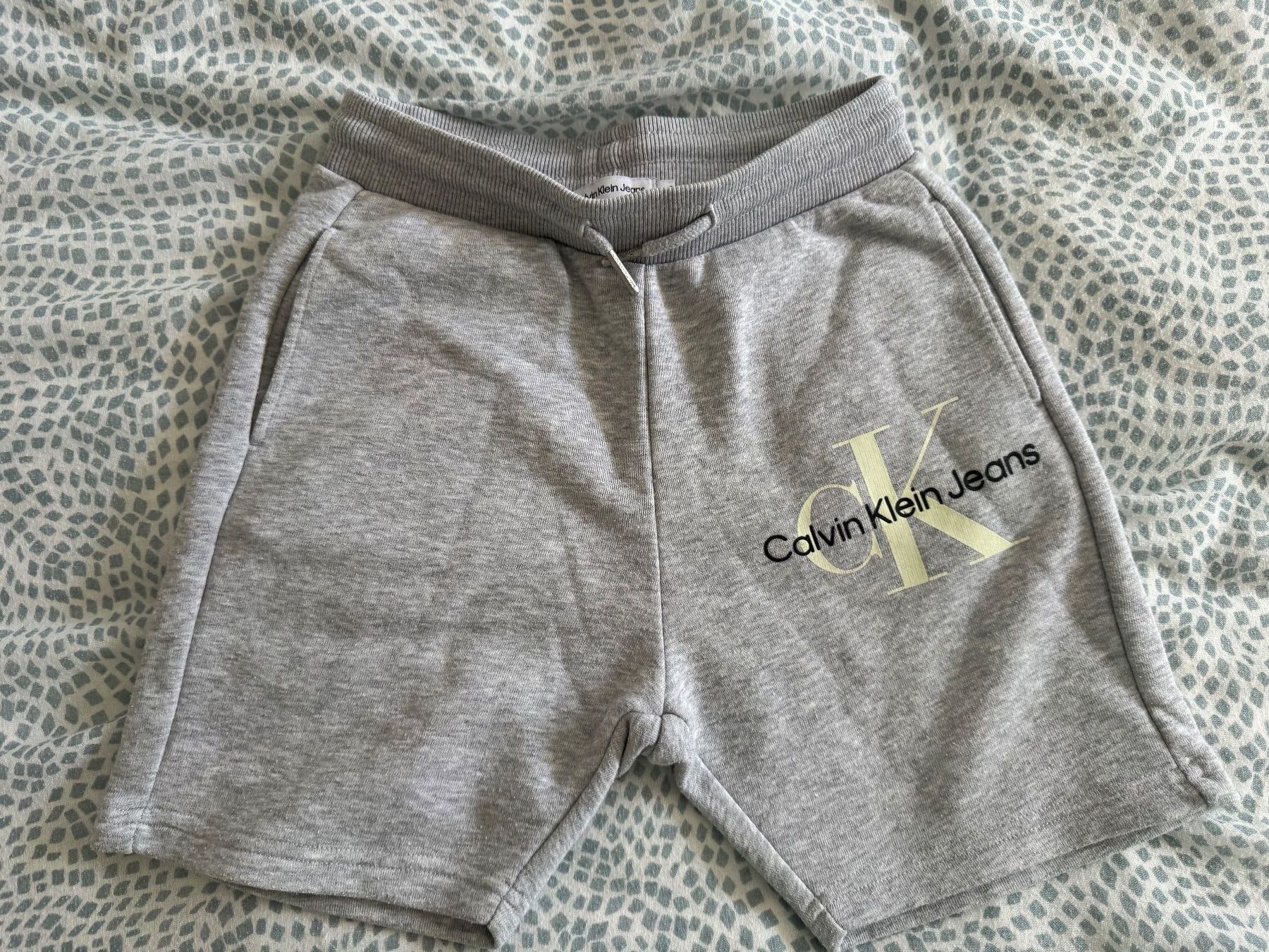 Calvin Klein Hosen: Shorts Calvin Klein Jeans Gris Taille 8 Ans – Gebraucht aus Chatelaine von lae_7h8n