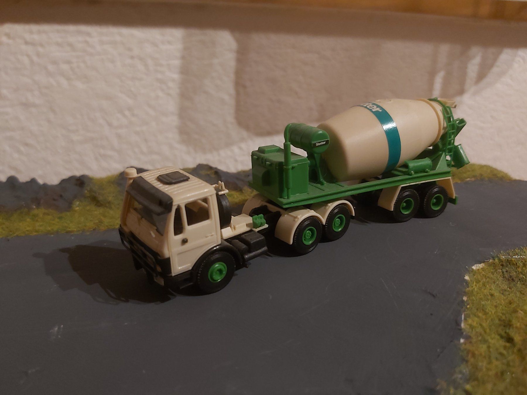Kibri Modellautos: Kibri Mercedes Fahrmischer – Gebraucht aus Riedtwil von Scania94D- 2
