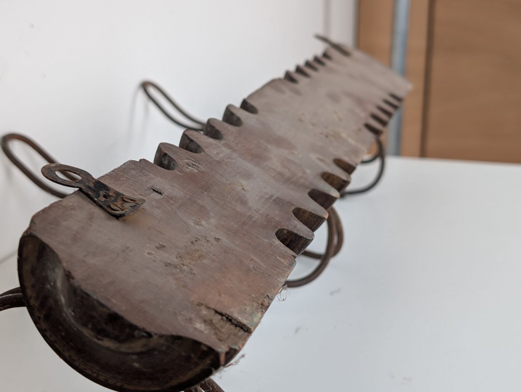 Guardaroba: Garderobenleiste mit Patina – Usato da Winterthur venduto da Hint17 6