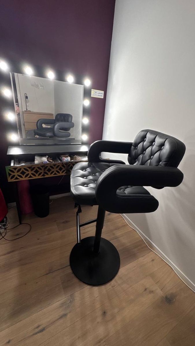 Fauteuils: Bar stool black buttoned tufted seat adjustable height – D'occasion à Au ZH par spi_r6rp