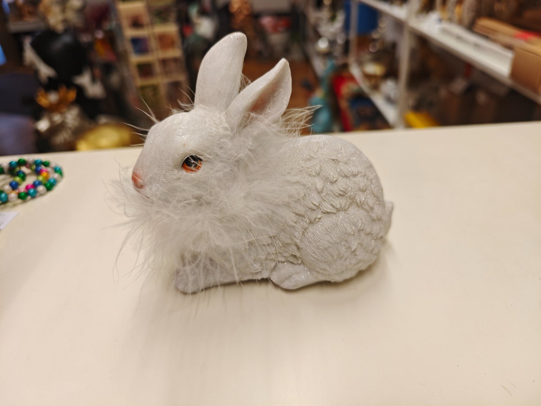 Statuette: Hase mit Federn und Glitzer Weiss – Nuovo e nell'imballaggio originale da Schaffhausen venduto da AtelierPudesco 3