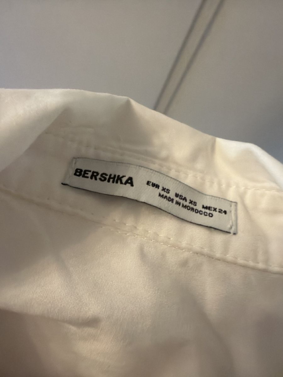 Bershka Camicette: Chemise blanche ajustée, taille XS – Usato da Ursy venduto da lar_q5nv 1