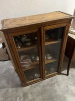 Vitrine ancienne en bois avec porte en verre