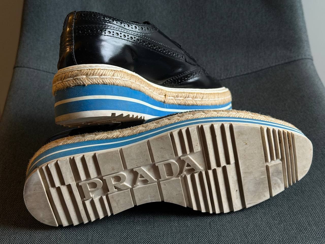 Prada Scarpe da donna: Chaussures Derby compensées Prada Wingtip en cuir – Usato da Cologny venduto da Nayiri 5