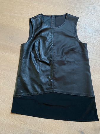 Cooles schwarzes Sisley Top aus Lederimitation Grösse S