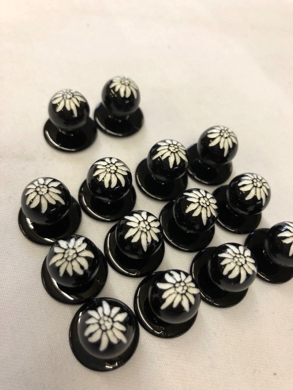 Küchengeräte: 14er Satz Steckknöpfe Edelweiss schwarz – Neu und originalverpackt aus Gossau SG von Sombat