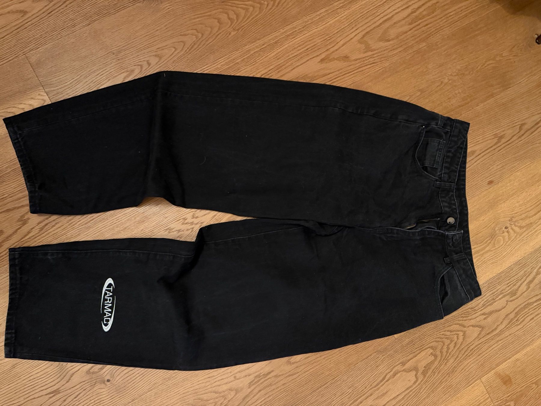 Jeans: tarmac og jeans black, size M – Usato da Kastanienbaum venduto da bot_bg6h