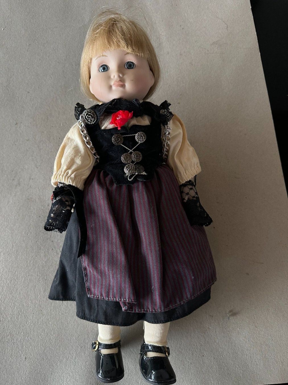 Puppen: " Trachtenpuppen – Gebraucht aus Mühlethal von Buntfarbe