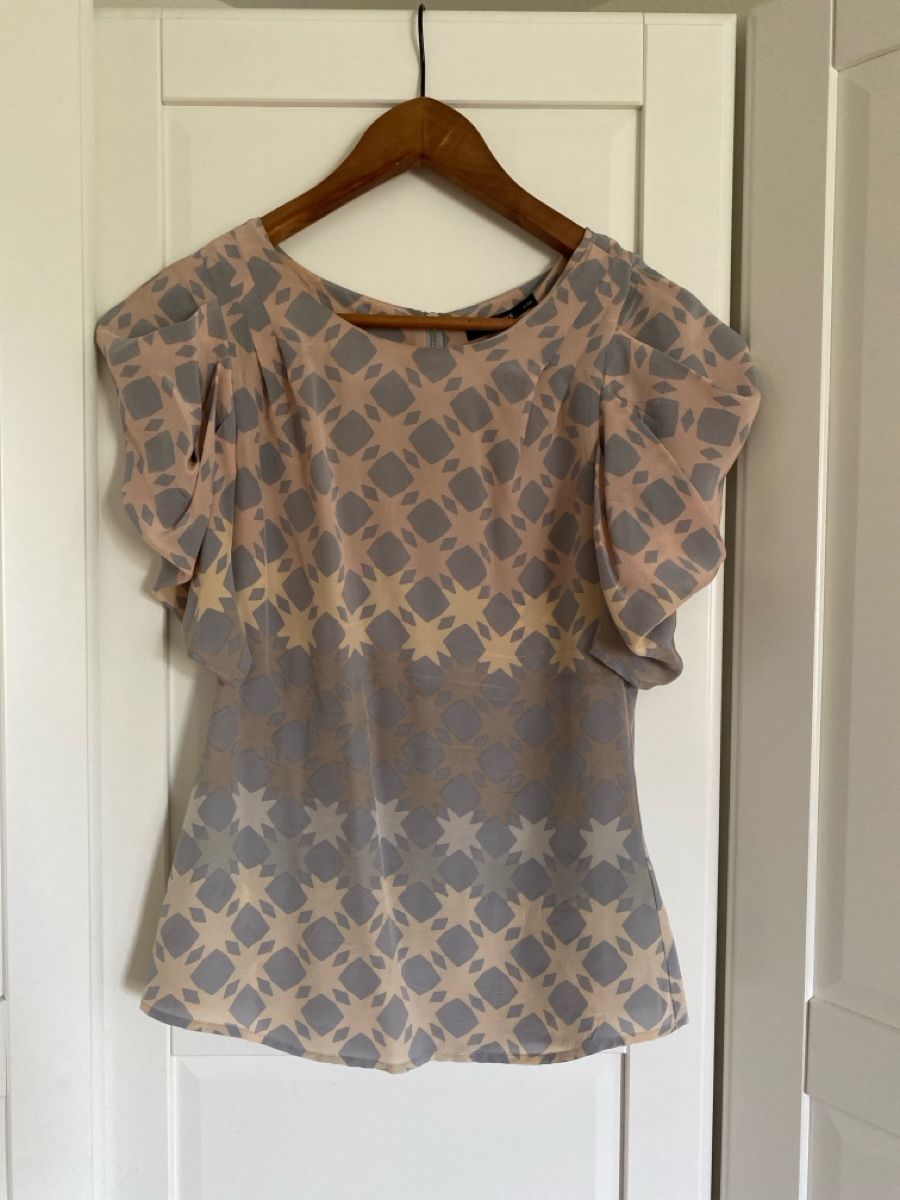 Camicette: Oasis Geometric Print Flutter Sleeve Top Size 8/34 Spring Ch – Usato da Zürich venduto da oosterparker 1