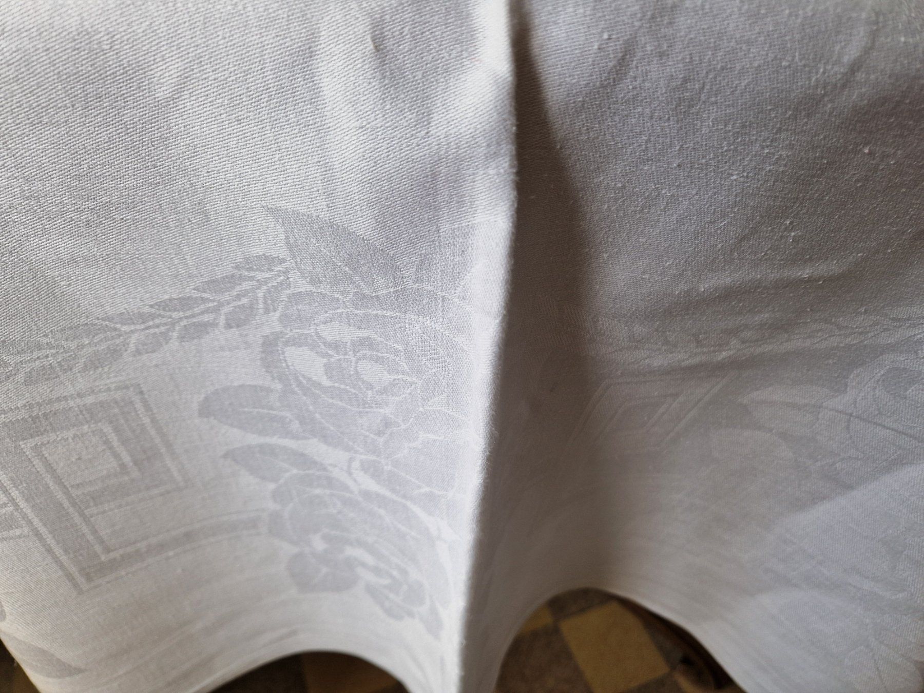 Altra biancheria da tavola: Tischdecke mit Blumenmuster und Monogramm HC – Usato da Bern venduto da Antikbatik 1