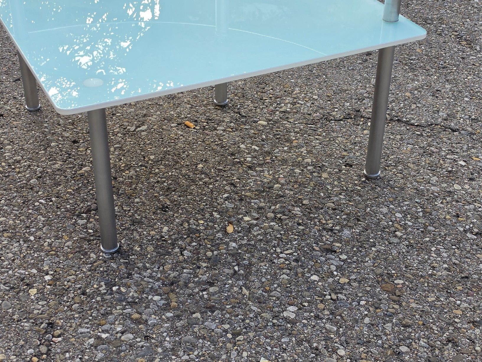 Tavoli: Tisch Glas hellblau mit Glasplatte abgerundet Metallfuss – Usato da Mettlen venduto da elios0888 8