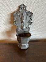 Altes Weihwasserbecken aus Zinn mit Heiligenfigur, sakral