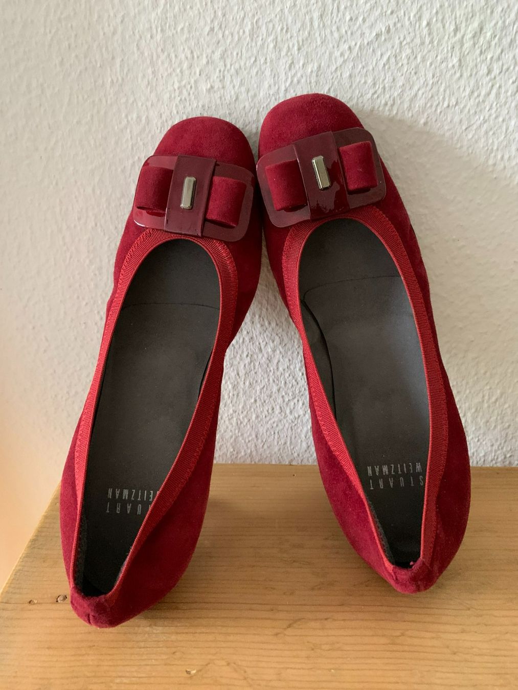 Stuart Weitzman Scarpe da donna: STUART WEITZMAN: Dunkelrote Wildleder-Pumps, 37,5 – Nuovo (secondo la descrizione) da Luzern venduto da paulablue 1