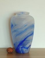Vase vintage en verre soufflé marbré et satiné bleu et blanc